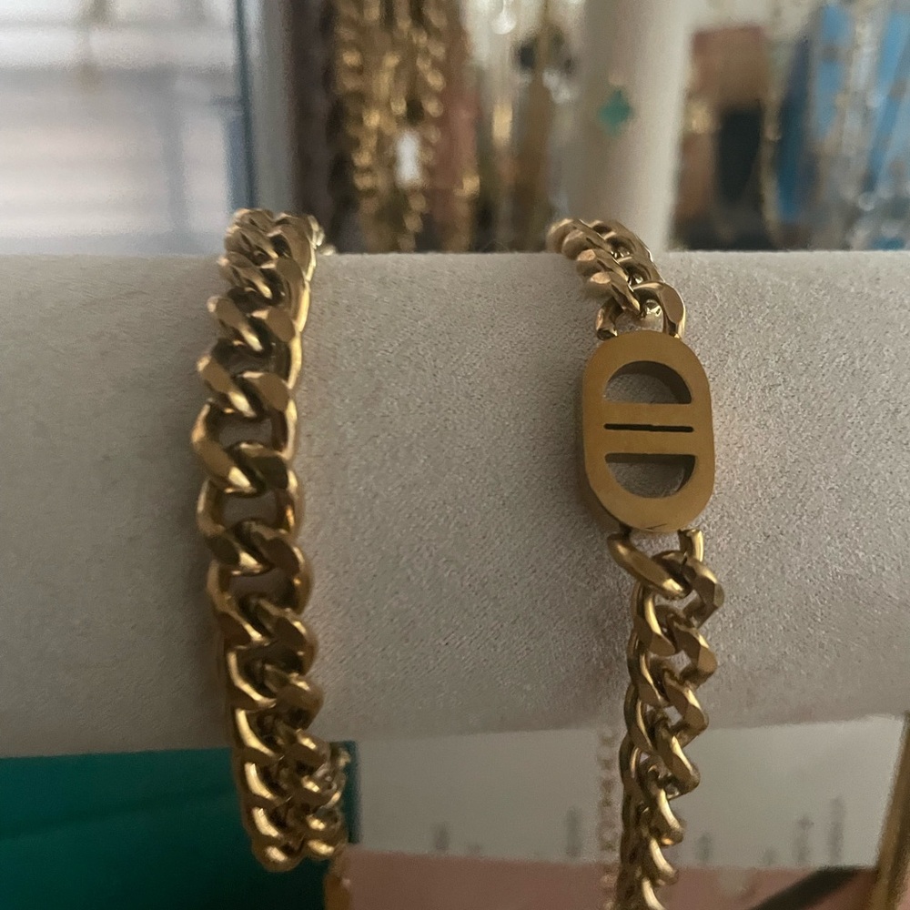 Elegant Gold Chain Bracelet